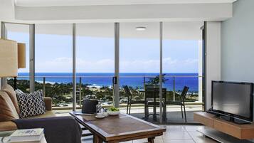 Departamento, 2 habitaciones, vista al océano | 1 habitación y caja de seguridad en la habitación