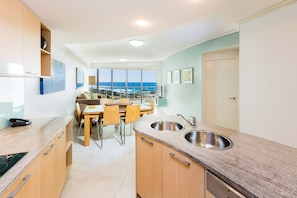 Apartament, 2 dormitoris, vistes a la piscina | Cuina privada | Frigorífic, microones, placa de cuina i rentaplats