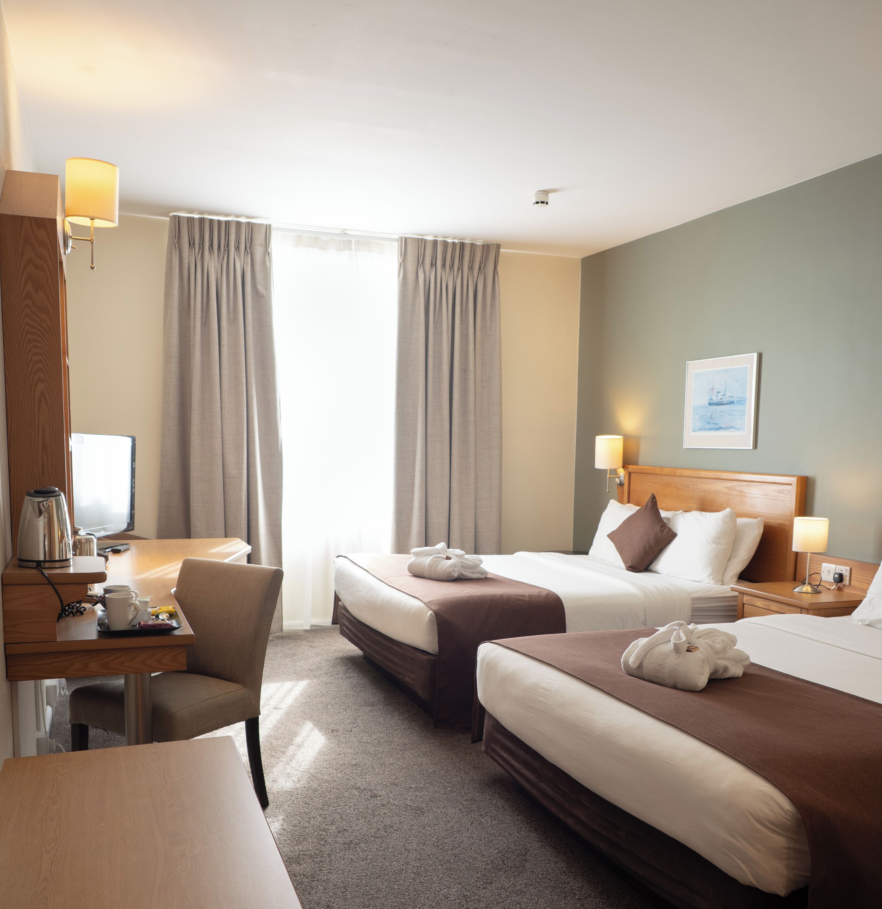 Caja fuerte, escritorio, cortinas opacas y tabla de planchar con plancha