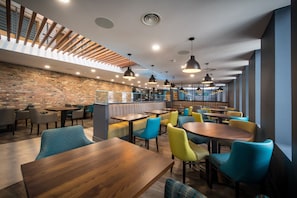 Frokost, lunsj og middag serveres, lokale retter