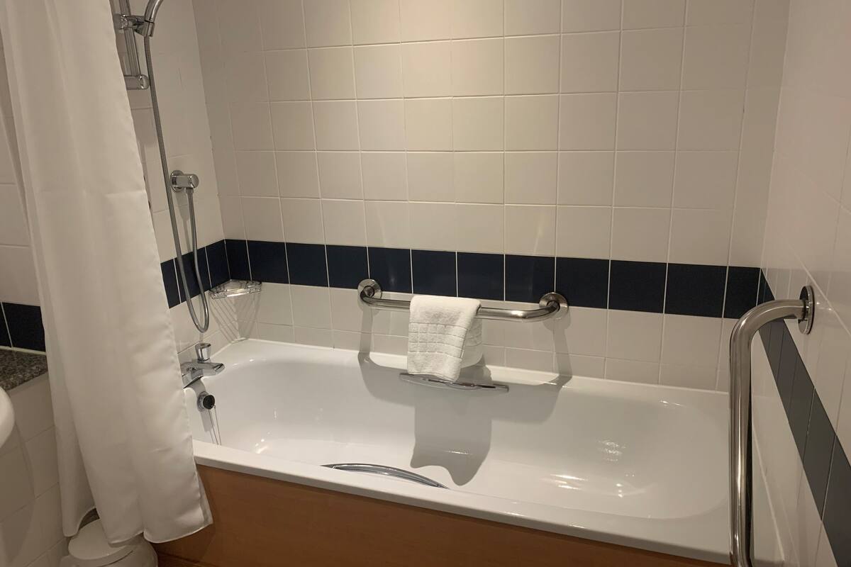 double room, accessible | bathroom | combined shower/bathtub, free toiletries, hair dryer, bathrobes