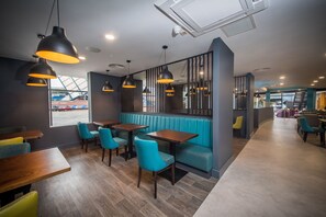 朝食、ランチ、ディナーに営業