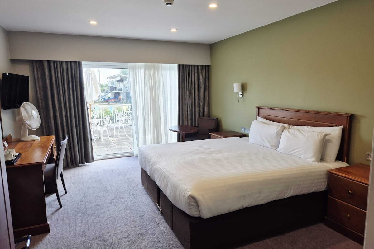 Habitación Club doble, vistas al río | Escritorio, tabla de planchar con plancha, wifi gratis y ropa de cama