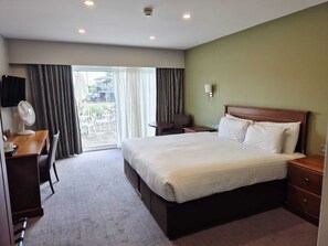 Escritorio, tabla de planchar con plancha, wifi gratis y ropa de cama 