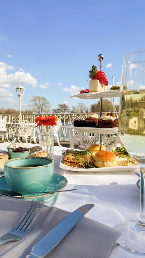 تقديم الإفطار والغداء والعشاء