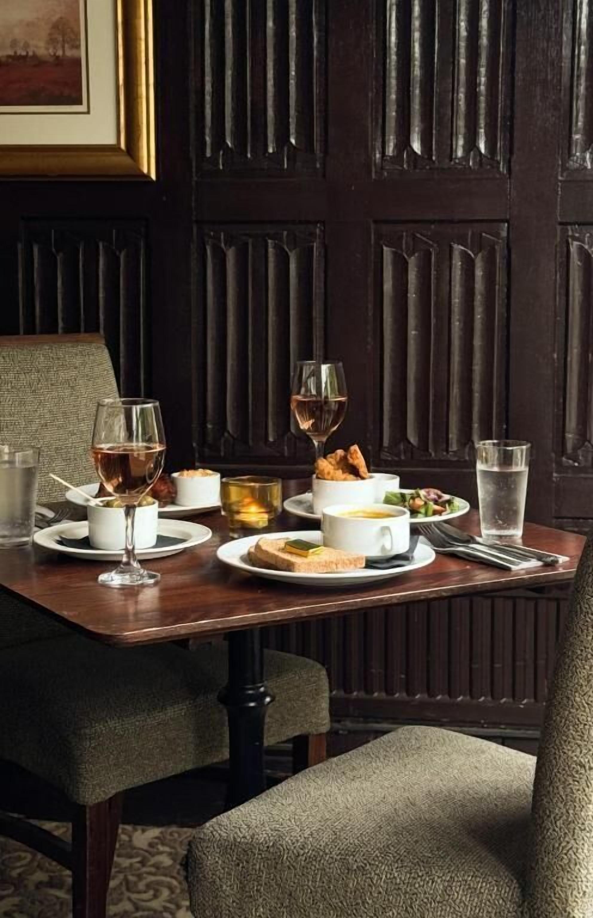 Frokost, lunsj og middag serveres