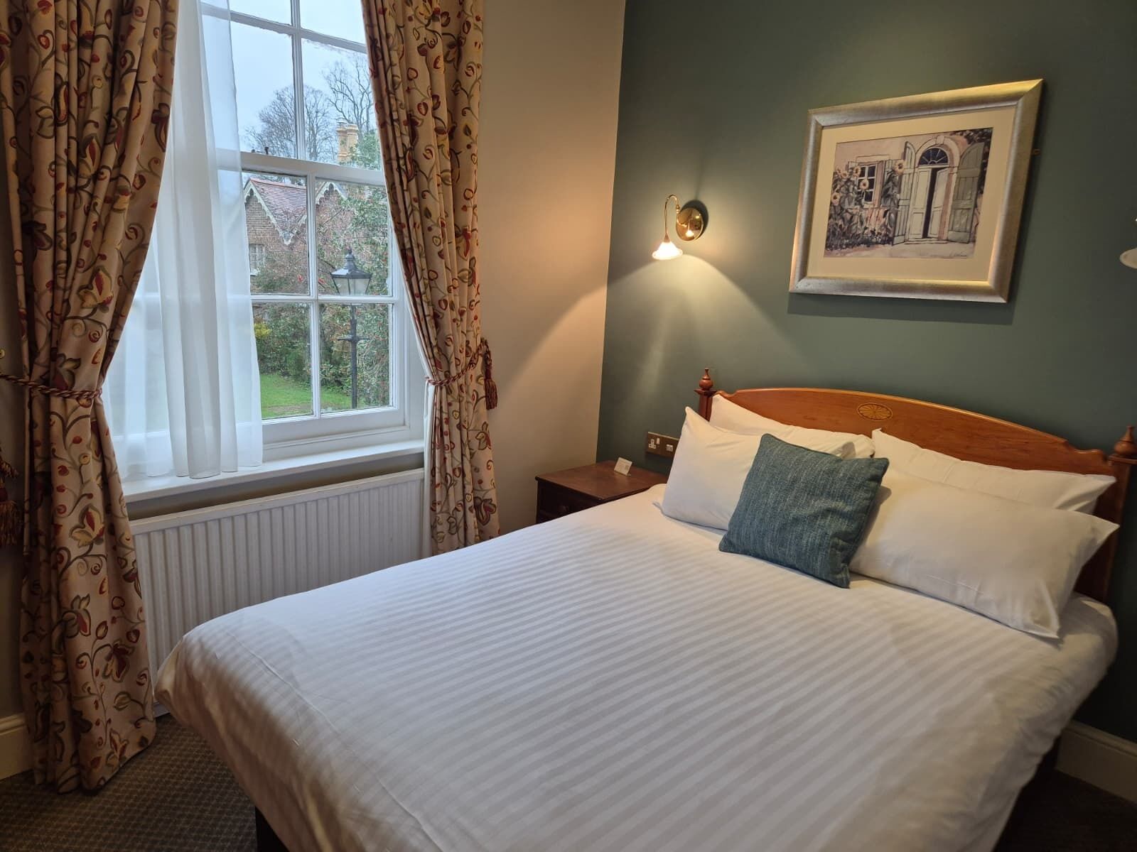 Skrivebord, strykejern/-brett, wi-fi (inkludert) og sengetøy