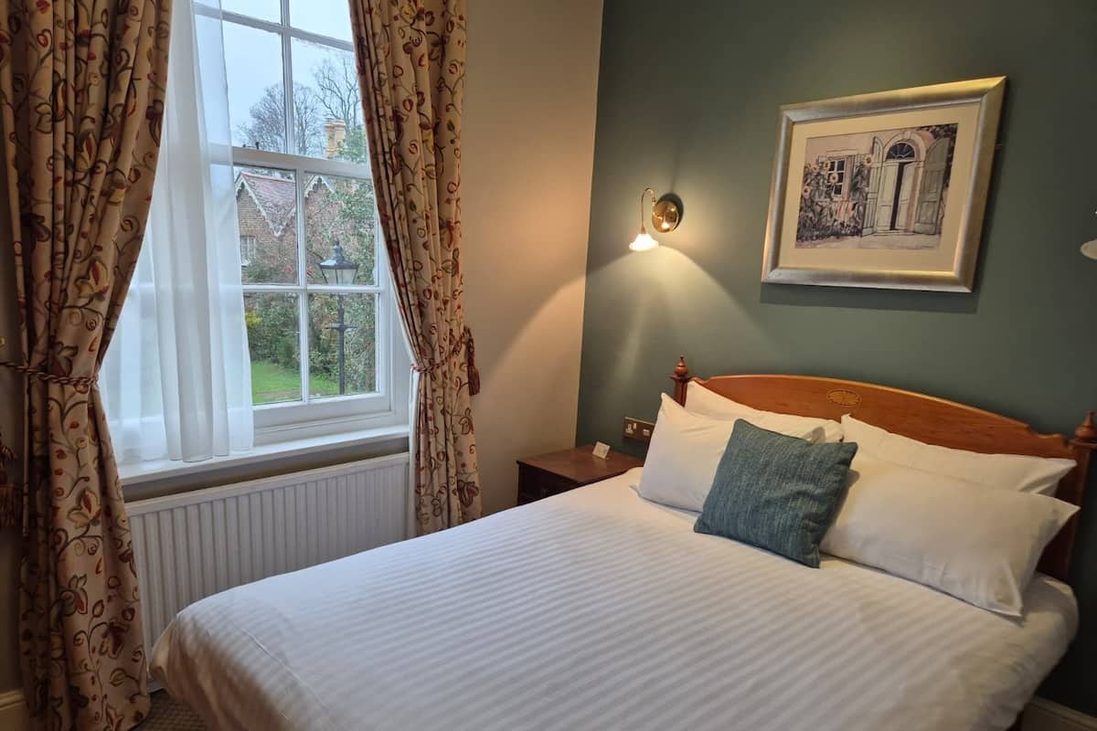 Habitación estándar doble | Escritorio, tabla de planchar con plancha, wifi gratis y ropa de cama