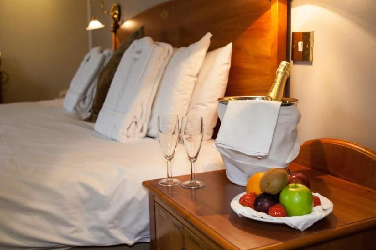 Standaard tweepersoonskamer | Een bureau, een strijkplank/strijkijzer, gratis wifi, beddengoed
