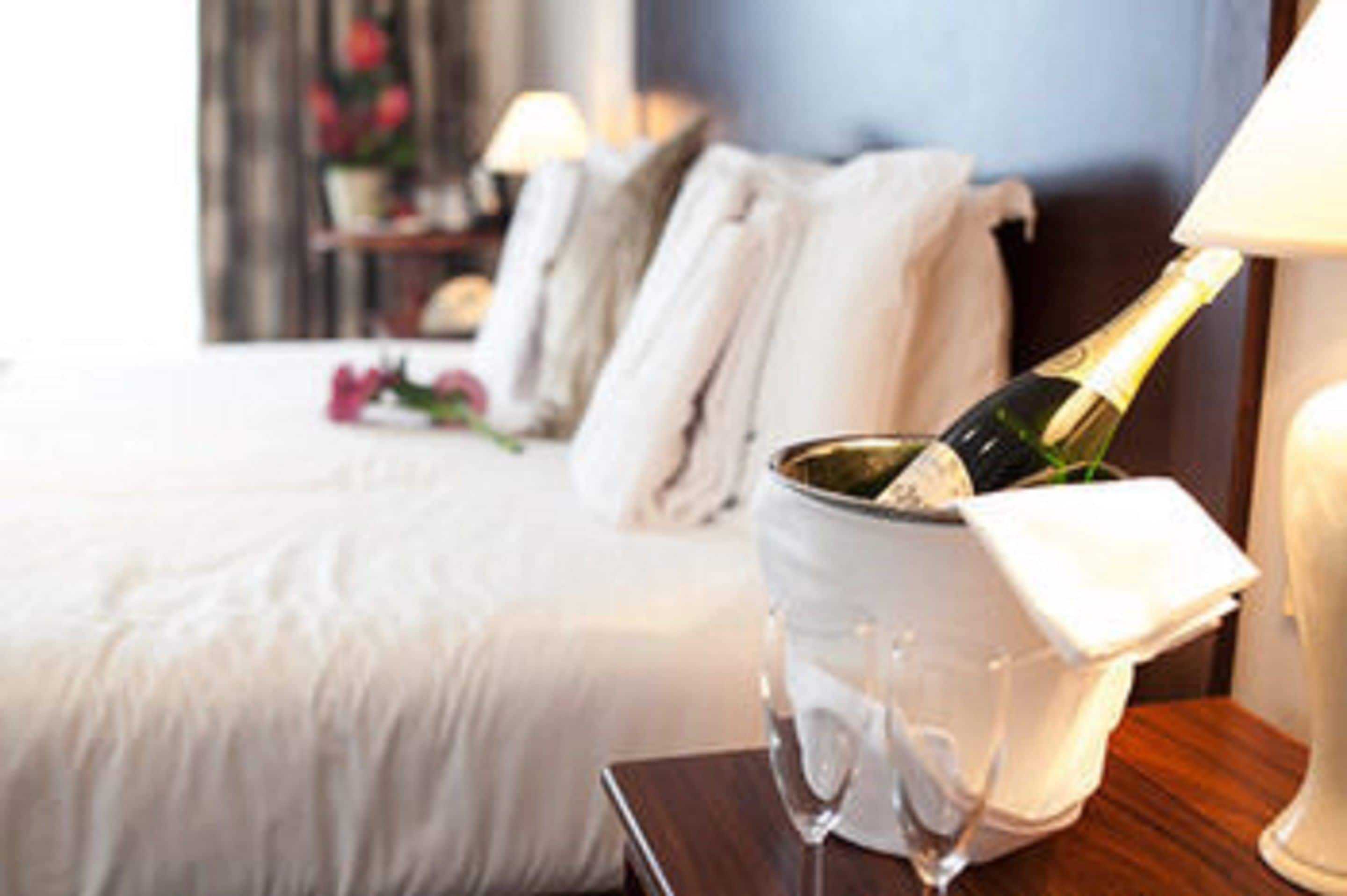 Dobbeltrom – club, elveutsikt | Skrivebord, strykejern/-brett, wi-fi (inkludert) og sengetøy