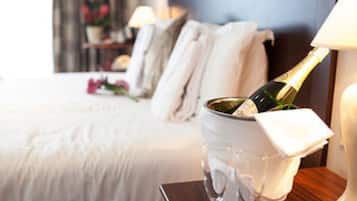 Club Double Room, River View | Desk, iron/ironing board, free WiFi, bed sheets