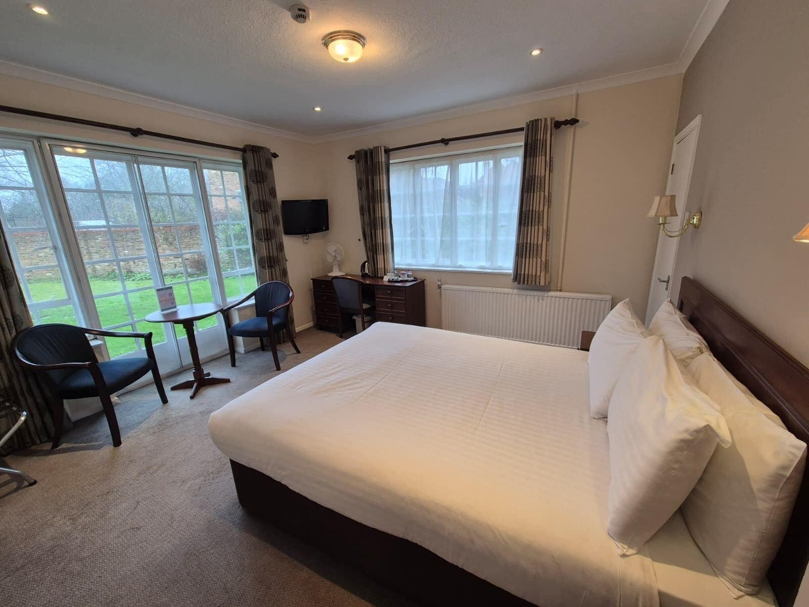 Club Double Room, River View | Desk, iron/ironing board, free WiFi, bed sheets