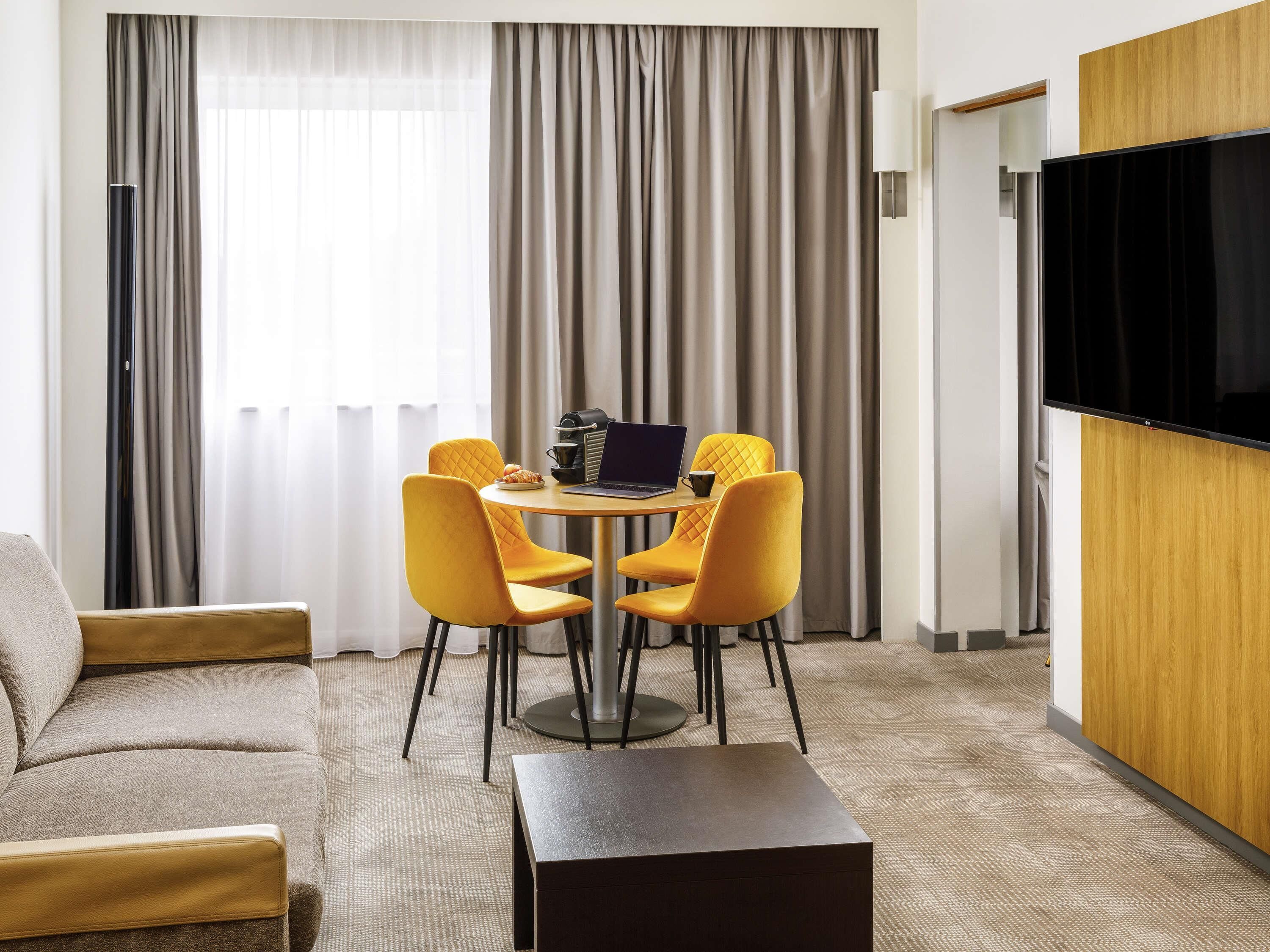 Suite – executive, 1 dobbeltseng med sovesofa | Minibar, safe på rommet, skrivebord og blendingsgardiner