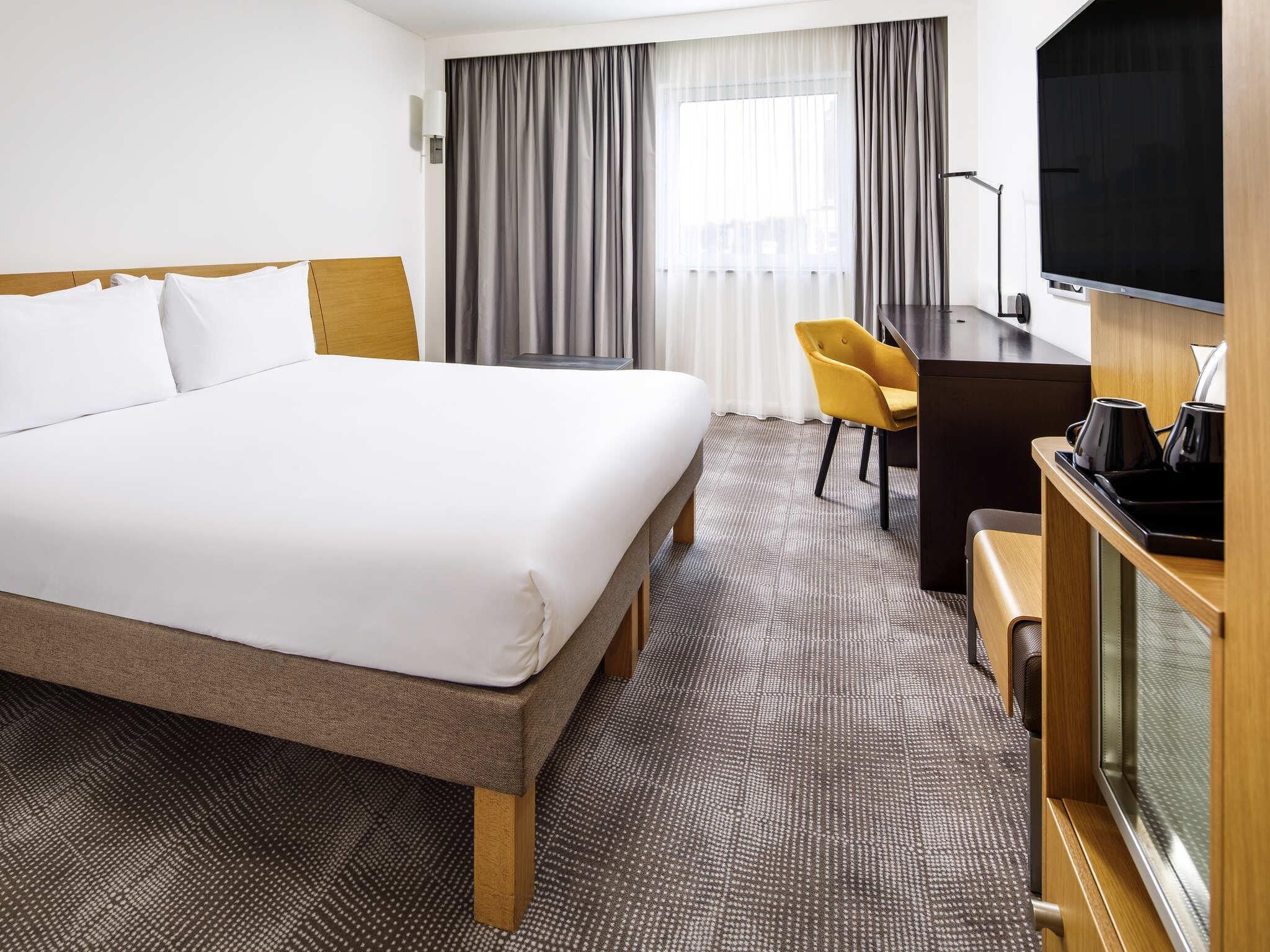 Superior Room, 1 Queen Bed, Accessible | Minibar, in-room safe, desk, blackout drapes