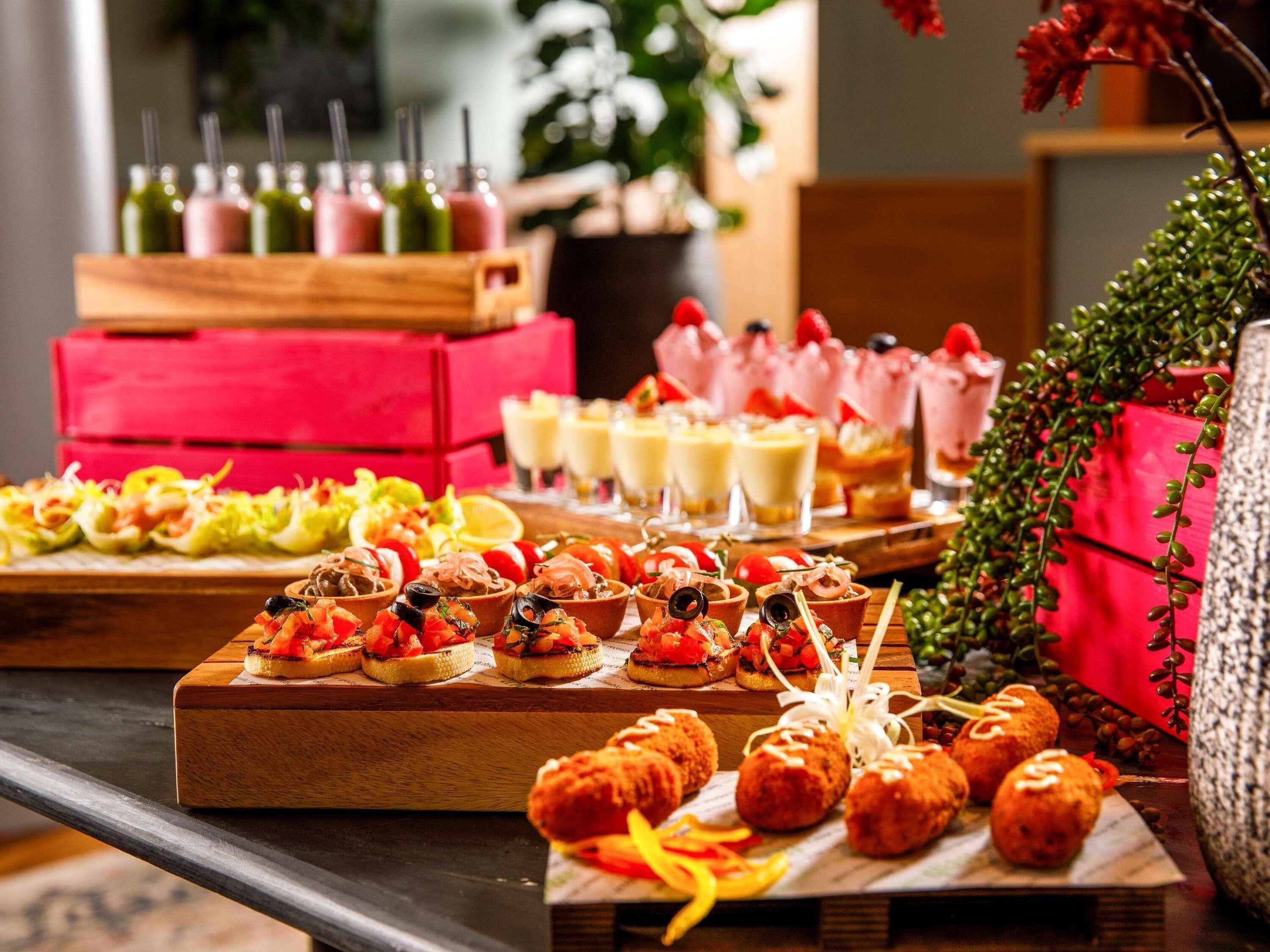 Ein reichhaltiges Buffet mit Speisen und Getränken.