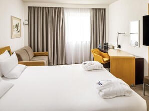 Minibar, caja fuerte, escritorio y cortinas opacas