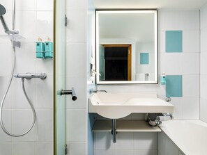 Separate tub and shower, eco-friendly toiletries, hair dryer, towels