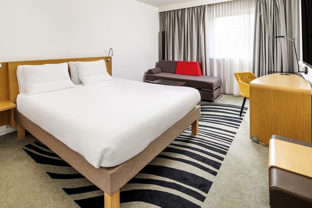 Rom – superior, 1 queensize-seng med sovesofa | Minibar, safe på rommet, skrivebord og blendingsgardiner