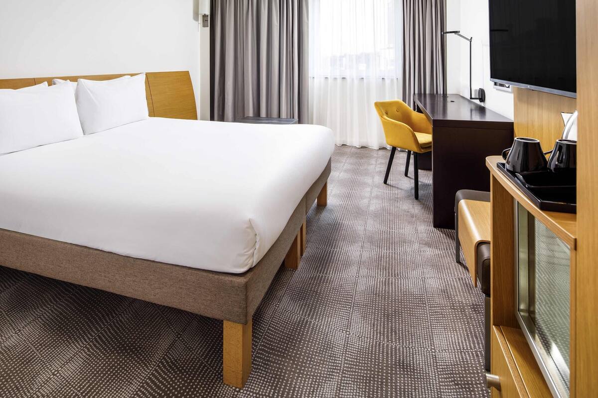 Superior Room, 1 Queen Bed, Accessible | Minibar, in-room safe, desk, blackout drapes