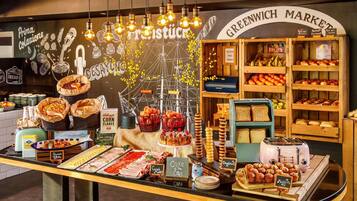 Desayuno buffet diario (GBP 21.00 por persona)