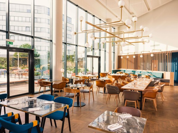 Ofereix vistes al jardí i s'hi serveixen dinars i sopars