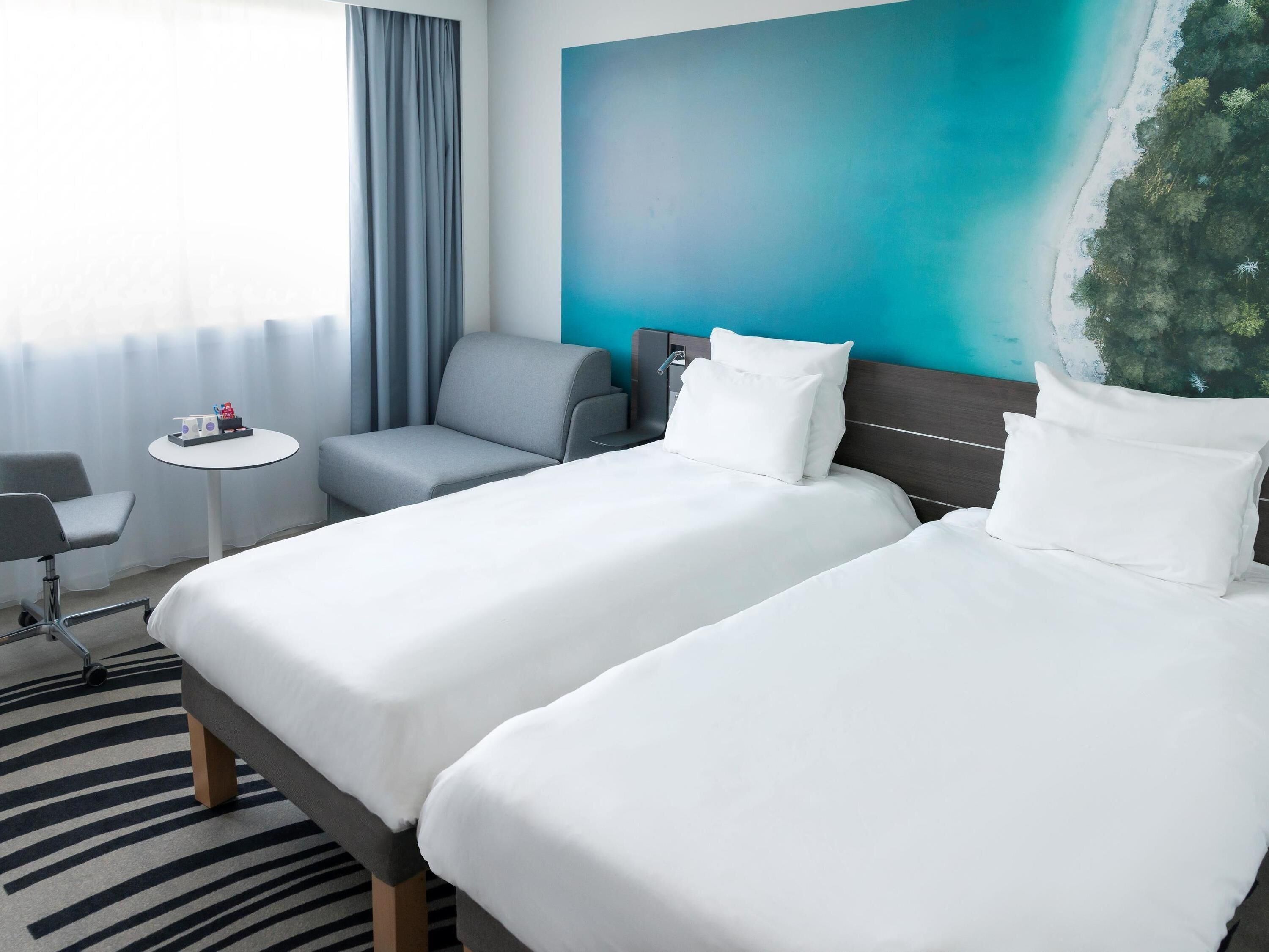 Kamar Twin Klasik, Beberapa Tempat Tidur | Seprai premium, brankas, meja kerja, dan tirai kedap cahaya