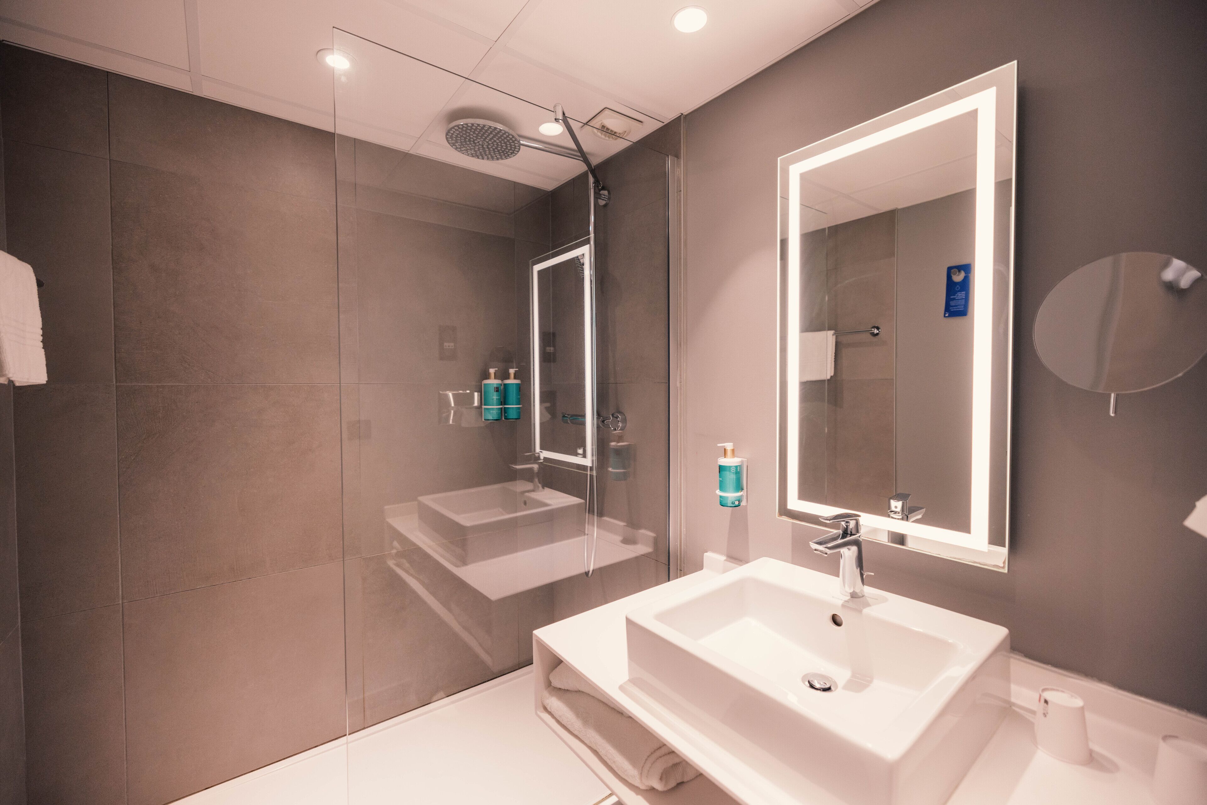 Tab mandi, kelengkapan dandanan diri mesra alam, pengering rambut 