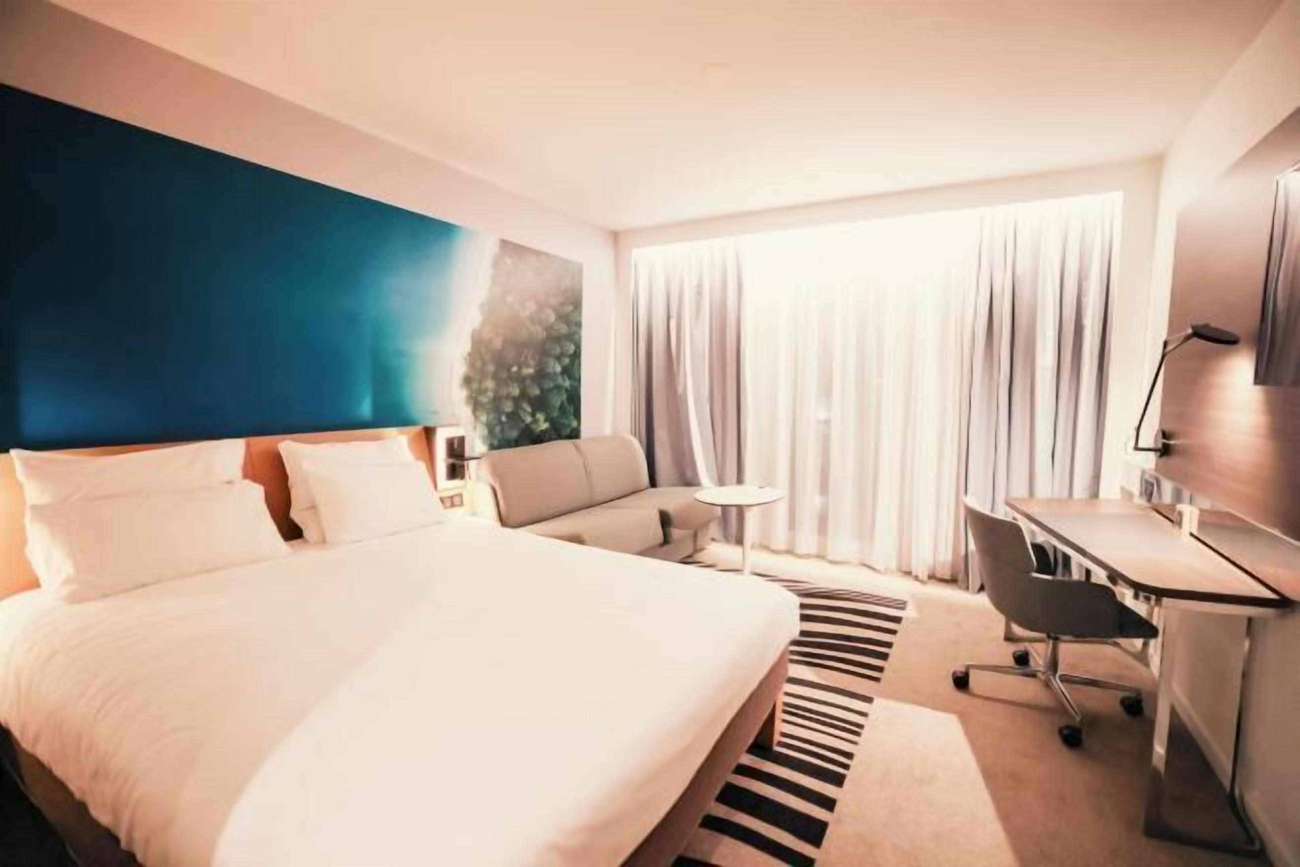 Premium bedding, in-room safe, desk, blackout curtains