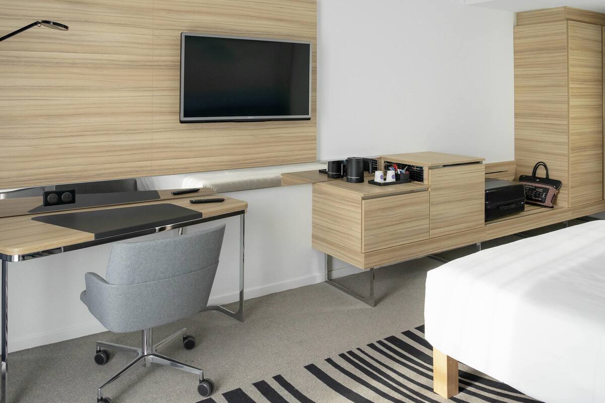 Superior-Zimmer, 1 Doppelbett und Schlafsofa | Hochwertige Bettwaren, Zimmersafe, Schreibtisch, Verdunkelungsvorhänge