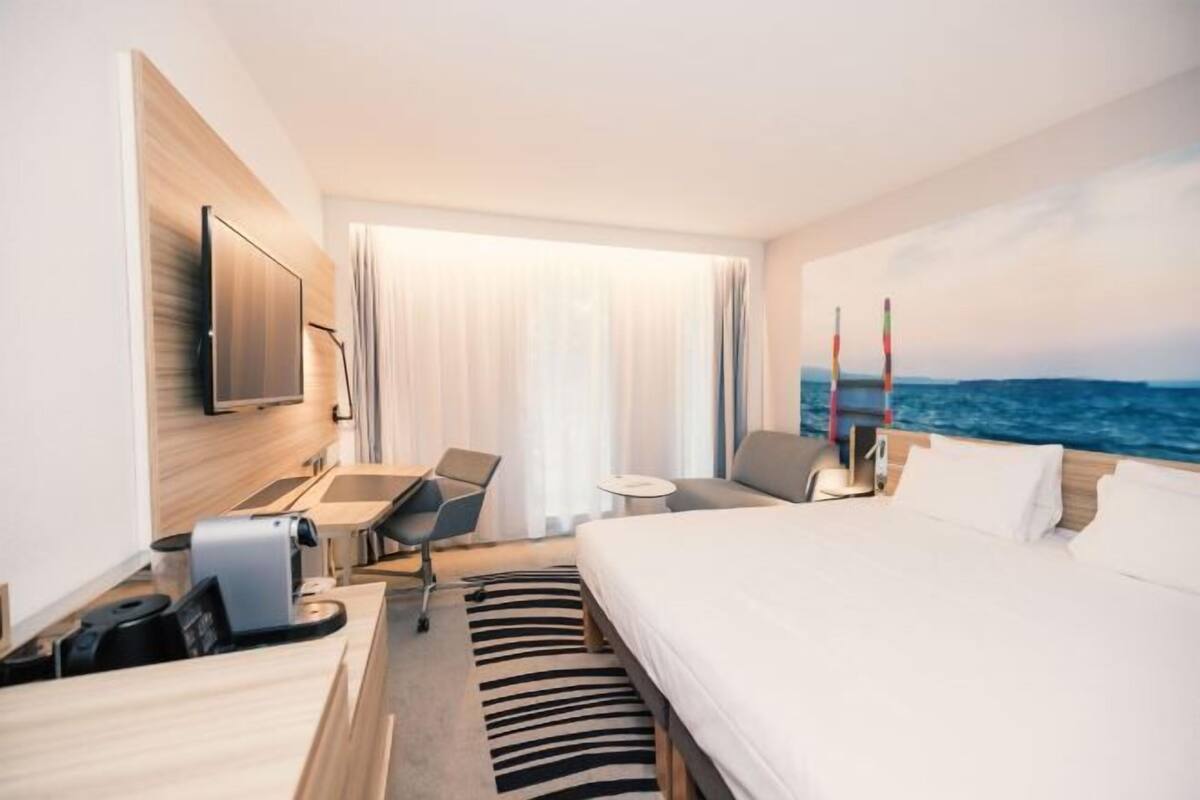 Premium bedding, in-room safe, desk, blackout curtains