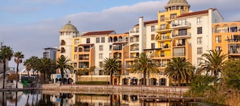 Island Club Hotel & Apartments