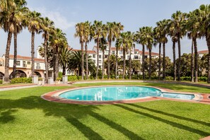 Indoor pool, outdoor pool - Island Club Hotel & Apartments (Cape Town)