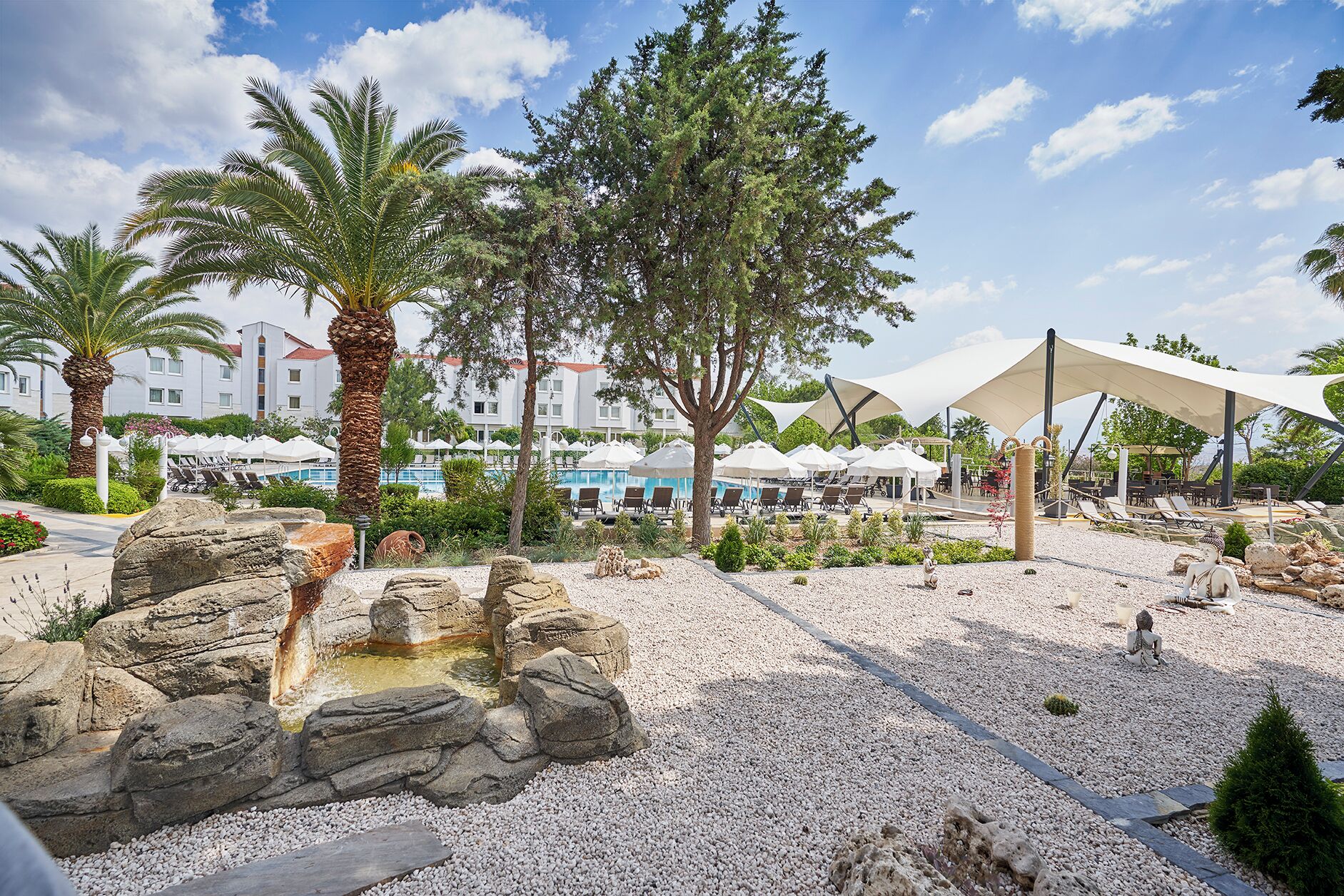 Innenpool, Außenpool (je nach Saison geöffnet), Sonnenschirme