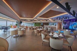 2 bars/lounges, poolside bar