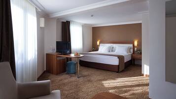 Corner Suite | Frigobar, cofres nos quartos, escrivaninha, Wi-Fi de cortesia