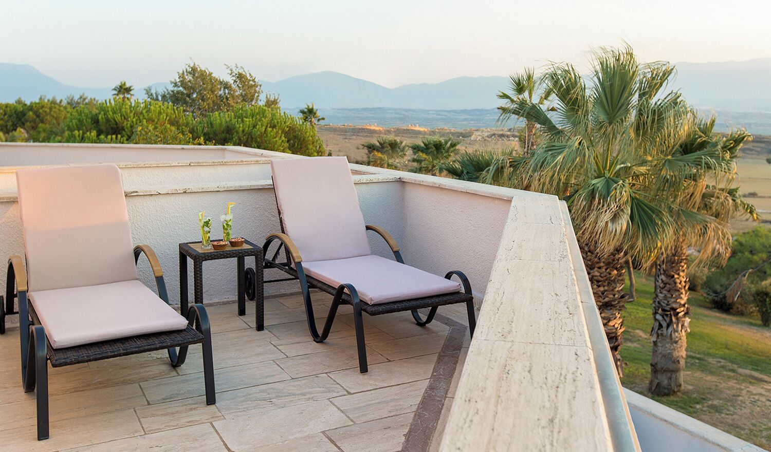 Minibar, coffres-forts dans les chambres, bureau, Wi-Fi gratuit