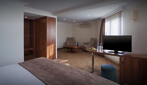 Corner Suite | Minibar, in-room safe, desk, free WiFi