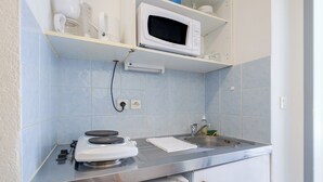 Studio | Private kitchenette | Fridge, microwave, stovetop, cookware/dishes/utensils