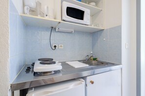 Studio | Private kitchenette | Fridge, microwave, stovetop, cookware/dishes/utensils - ResidHotel Cannes Festival (Cannes)