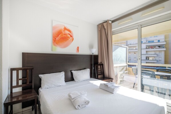 Studio | Iron/ironing board, free cribs/infant beds, free WiFi, bed sheets