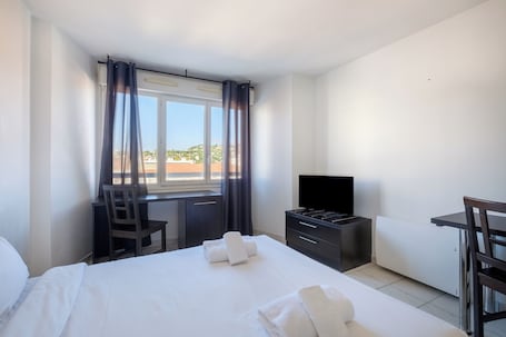 Studio | Iron/ironing board, free cribs/infant beds, free WiFi, bed sheets