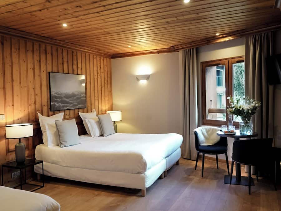Triple Room, Non Smoking, Mountain View | Bar mini, peti besi dalam bilik, meja, kalis bunyi