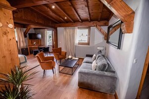 Suite, terrasse, vue montagne | Minibar, coffres-forts dans les chambres, bureau, chambres insonorisées
