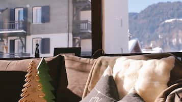 En 50-centimeters Flatskjerm-TV med digitale kanaler samt TV