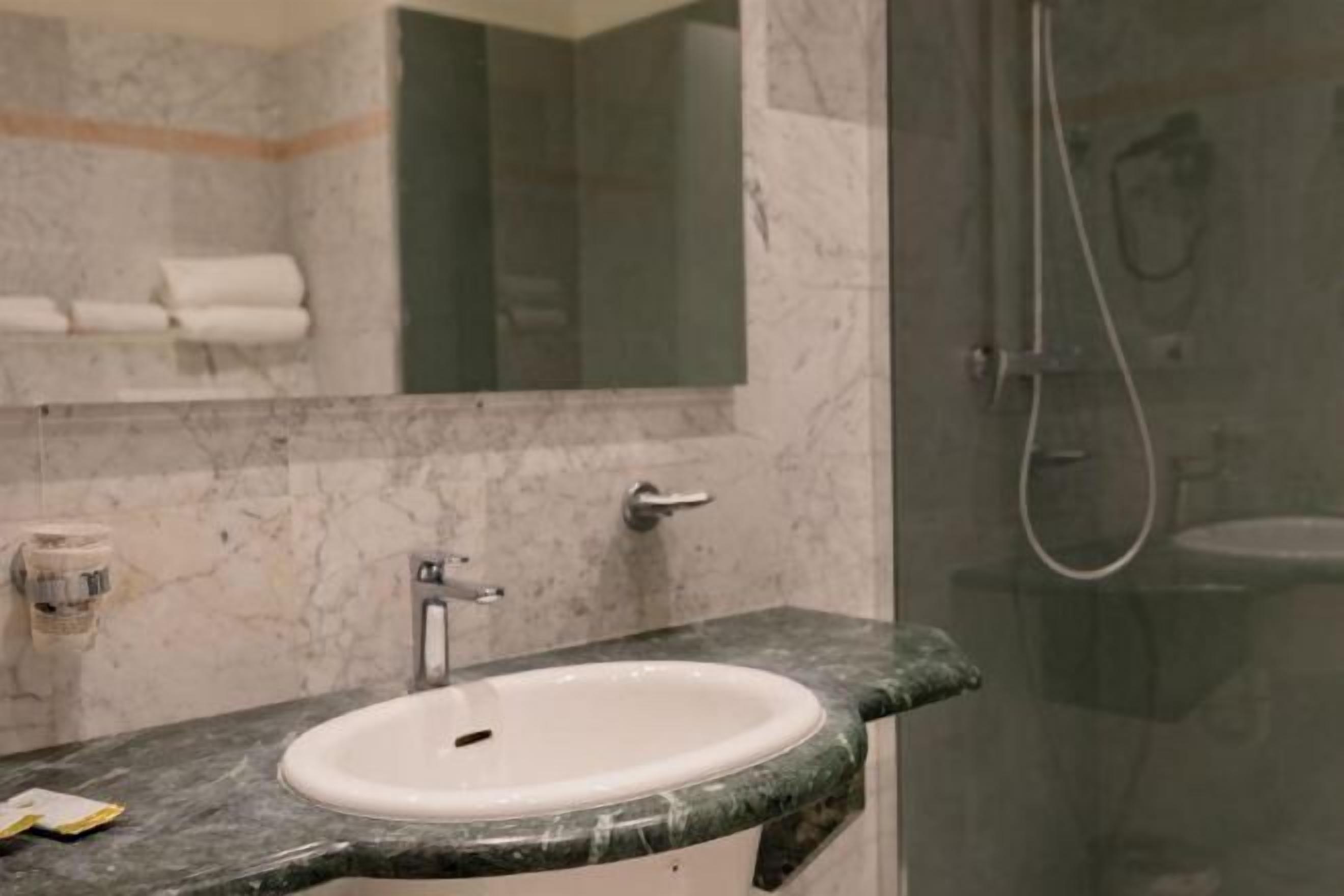 Baño | Ducha, artículos de higiene personal gratuitos y secador de pelo