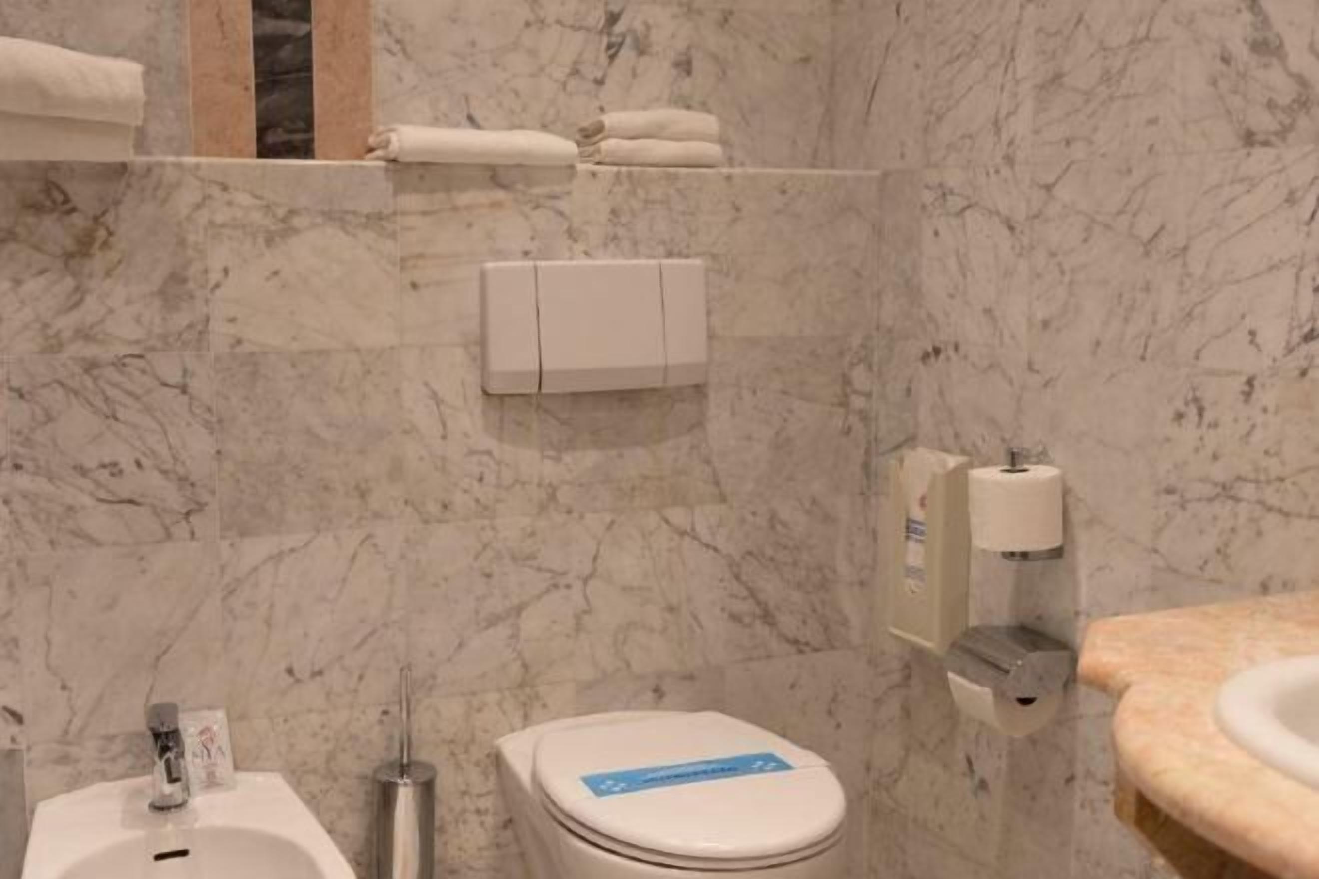 Baño | Ducha, artículos de higiene personal gratuitos y secador de pelo