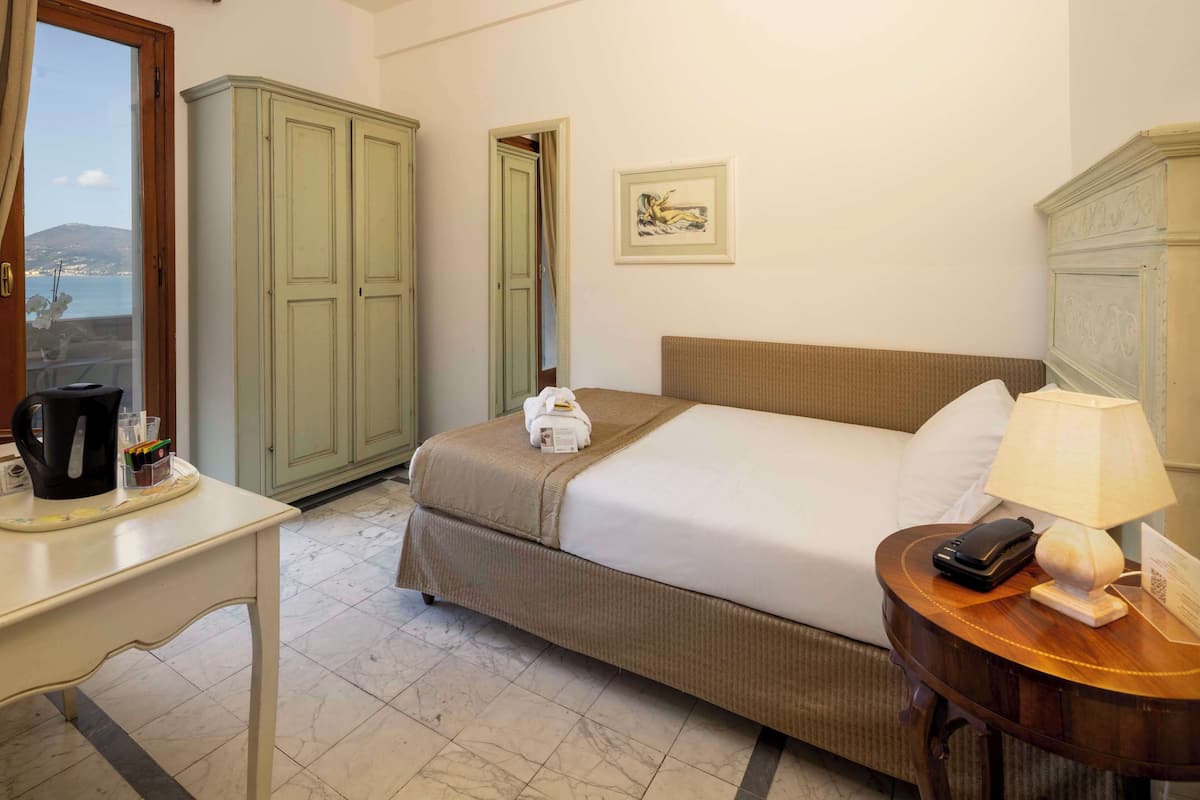 Camera Standard, 1 letto singolo, non fumatori, vista mare (Bed is French Bed) | Copriletto in piuma, una cassaforte in camera, una scrivania