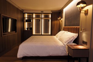 Minibar, caja de seguridad en la habitación y muebles diferentes 