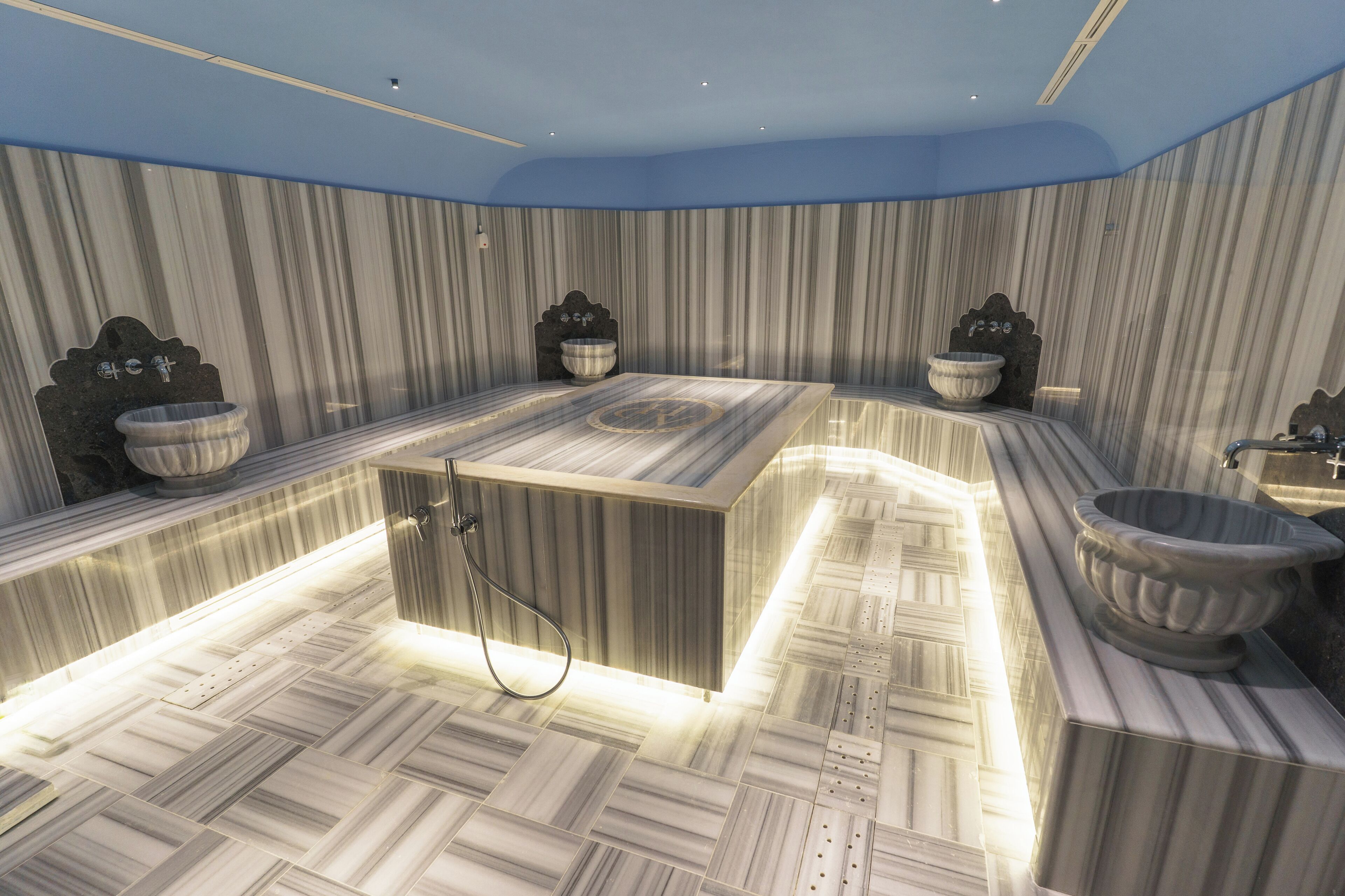 Sauna, ruang uap, pijat dengan batu panas, dan pijat jaringan dalam