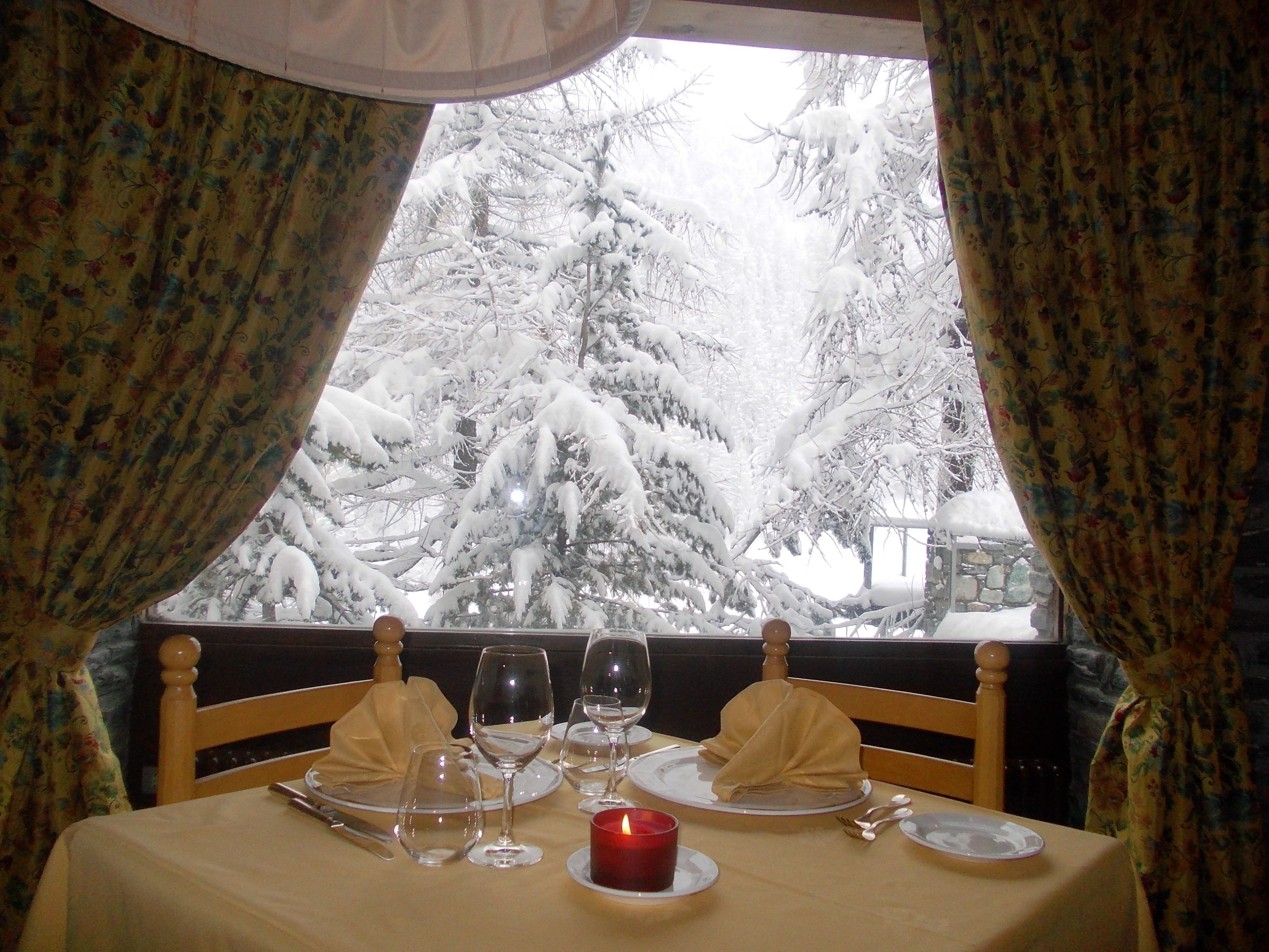 breakfast, lunch and dinner served